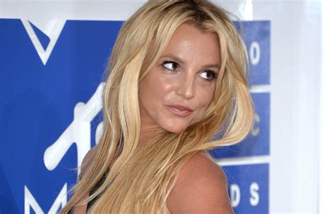 britney spears boobs|Britney Spears Frolics Topless on the Beach in New Video:。